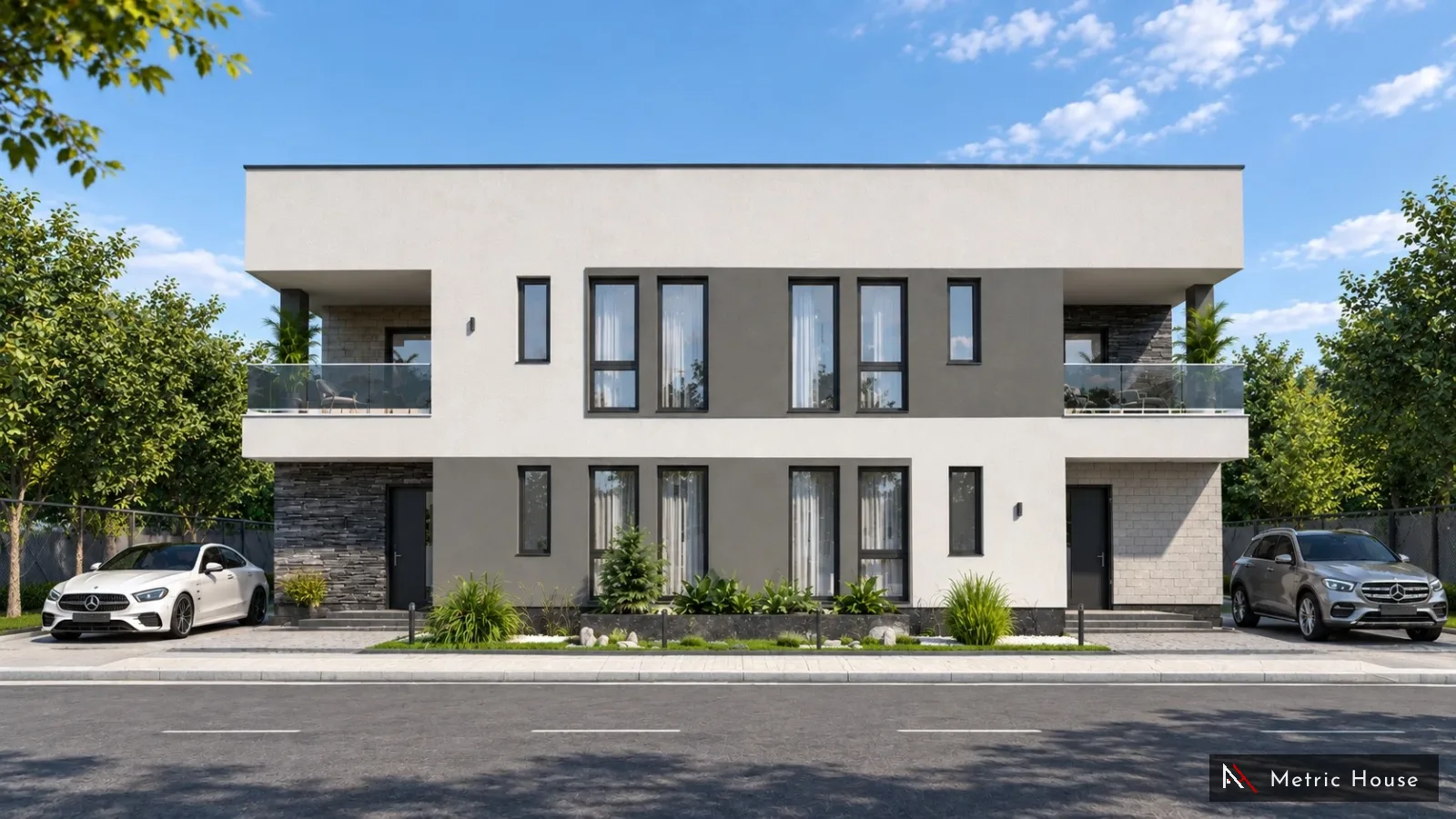 Duplex P+1E cu fațadă albă și gri și terase cu balustradă de sticlă la etaj, văzut din stradă ziua